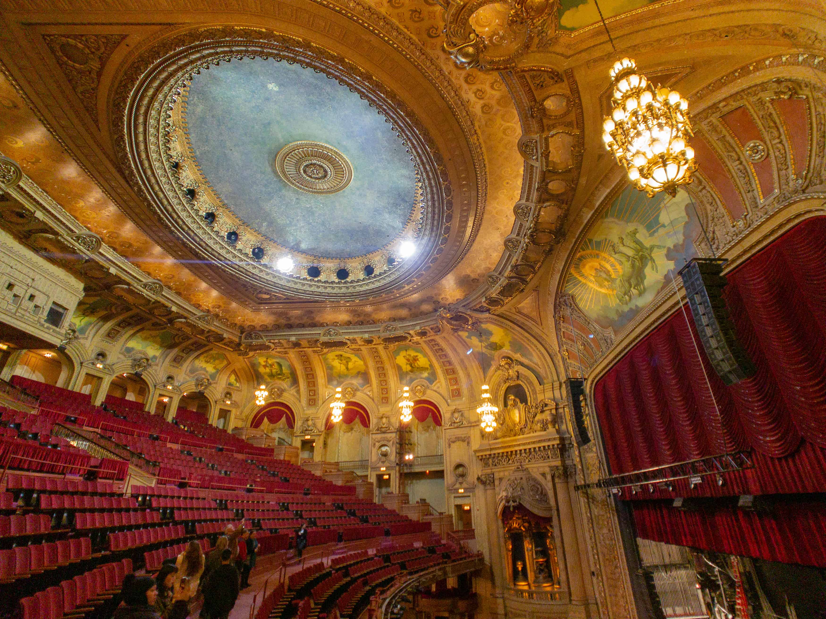 The Chicago Theatre Go Chicago